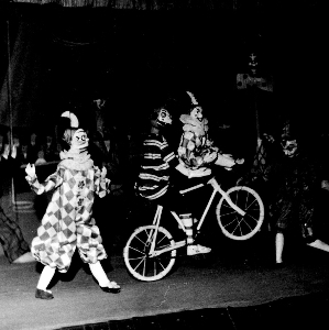 Numero del Circo, marionette su bicicletta