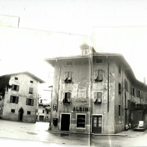 serie di foto unite per creare una panoramica di Piazza Garibaldi nella foto centrale, nel palazzo con suscritto Albini, al 1 piano  nato Vittorio Podrecca