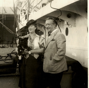 Vittorio e Lia Podrecca col loro cane vicino a una nave