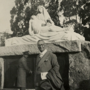 Vittorio Podrecca fotografato alla base di un monumento