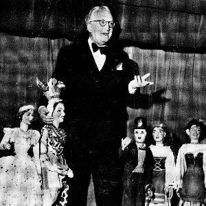 Podrecca con le marionette di Chaplin, Carmen e Miranda