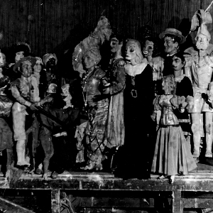 Gruppo di marionette su palcoscenico
