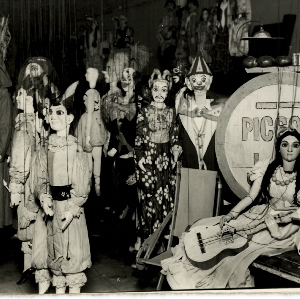 marionette a riposo con dettaglio scritta ''Piccoli'' su supporto ligneo marionette a riposo con dettaglio scritta ''Piccoli'' su supporto ligneo