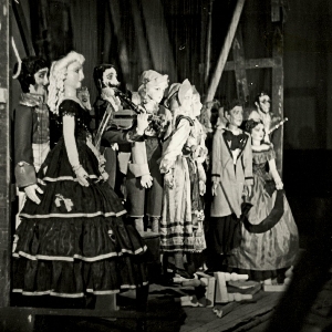 gruppo di marionette su palcoscenico a sipario chiuso