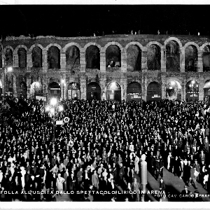 cartolina raffigurante l'Arena di Verona (folla)