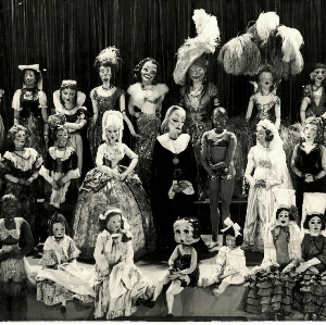 foto di un gruppo di marionette dietro le quinte del teatro