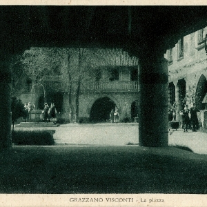 cartolina di Grazzano Visconti -la piazza-