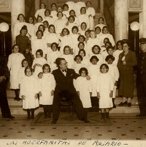 Foto di Podrecca con bambini di una scuola