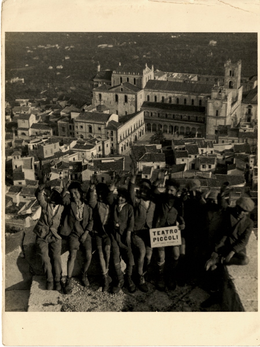 foto di bambini su una terrazza con cartellone ''Teatro Piccoli''
