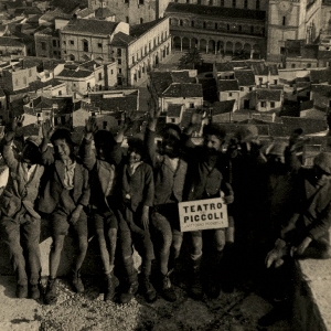 foto di bambini su una terrazza con cartellone ''Teatro Piccoli''