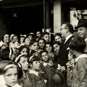 Podrecca in mezzo ai bambini di una scuola