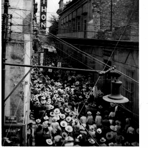 foto di una strada affollata di gente