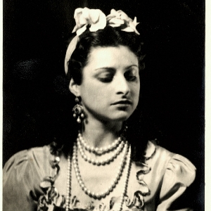 fotografia ritraente giovane donna, mezzo busto