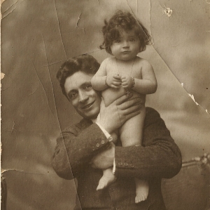 foto ritraente un uomo con una bimba con dedica