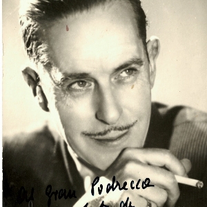 foto ritraente uomo con sigarette e dedica sul davanti
