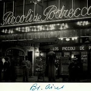 fotografia del teatro Ateneo di Buenos Aires con insegna 