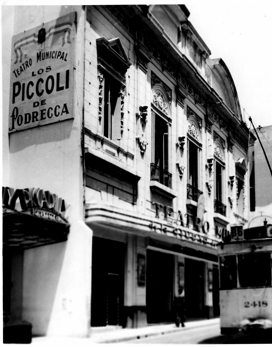 fotografia della strada ove il teatro Ateneo di Buenos Aires con insegna ''Los Piccoli de Podrecca''