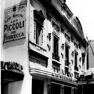 fotografia della strada ove il teatro Ateneo di Buenos Aires con insegna ''Los Piccoli de Podrecca''