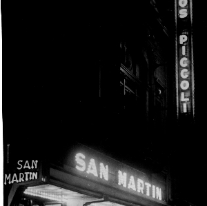 foto ritraente il teatro San Martin con insegna 