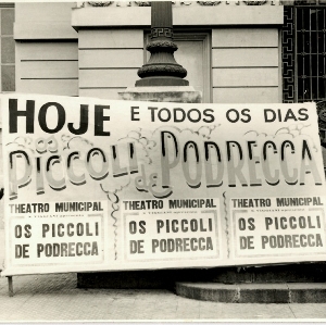 cartoline ritraenti l'entrata del Teatro Municipale con cartellone dei Piccoli di Podrecca 