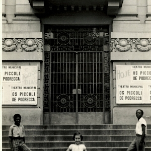 entrata del Teatro Municipal con insegna 