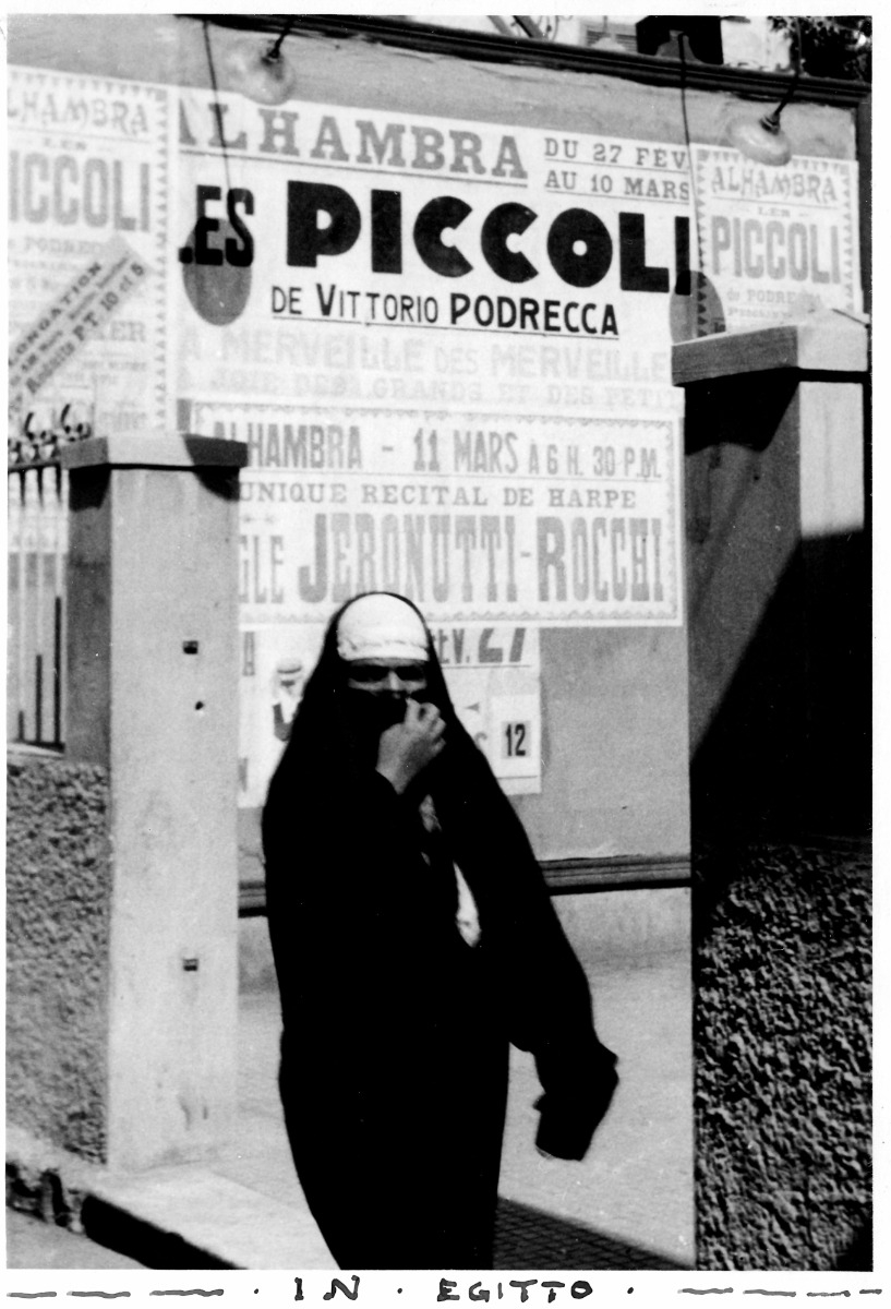 donna davanti al cartellone pubblicitario dello spettacolo dei Piccoli di Podrecca