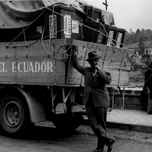 Equador Podrecca vicino carro contenente marionette (1)