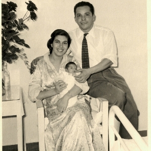 fotografia raffigurante una famiglia (madre, padre e bambino/a appena nato/a con dedica in spagnolosul retro