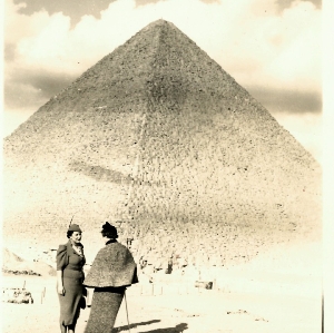 Lia Podrecca davanti piramide