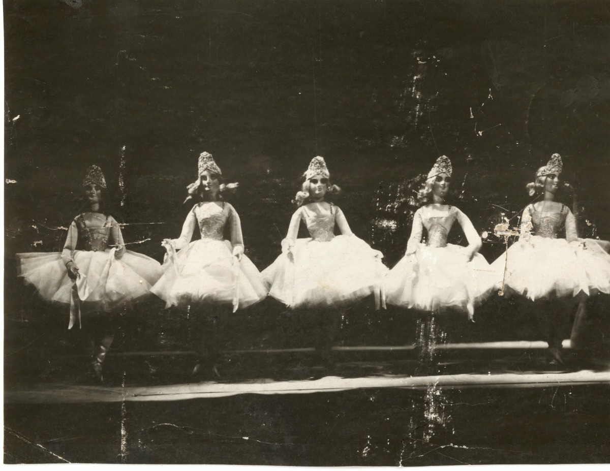 Cinque ballerine sul palco