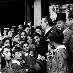 Podrecca insieme a una scolaresca