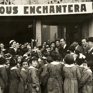 Podrecca insieme agli alunni davanti al teatro Victoe Mc Lage