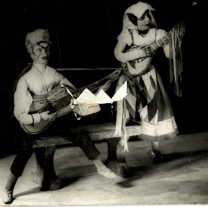 Due marionette Tarantella Napoletana sul palco Due marionette Tarantella Napoletana sul palco