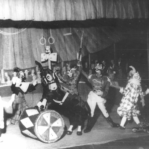 Numero del Circo, marionette con asino che salta ostacolo