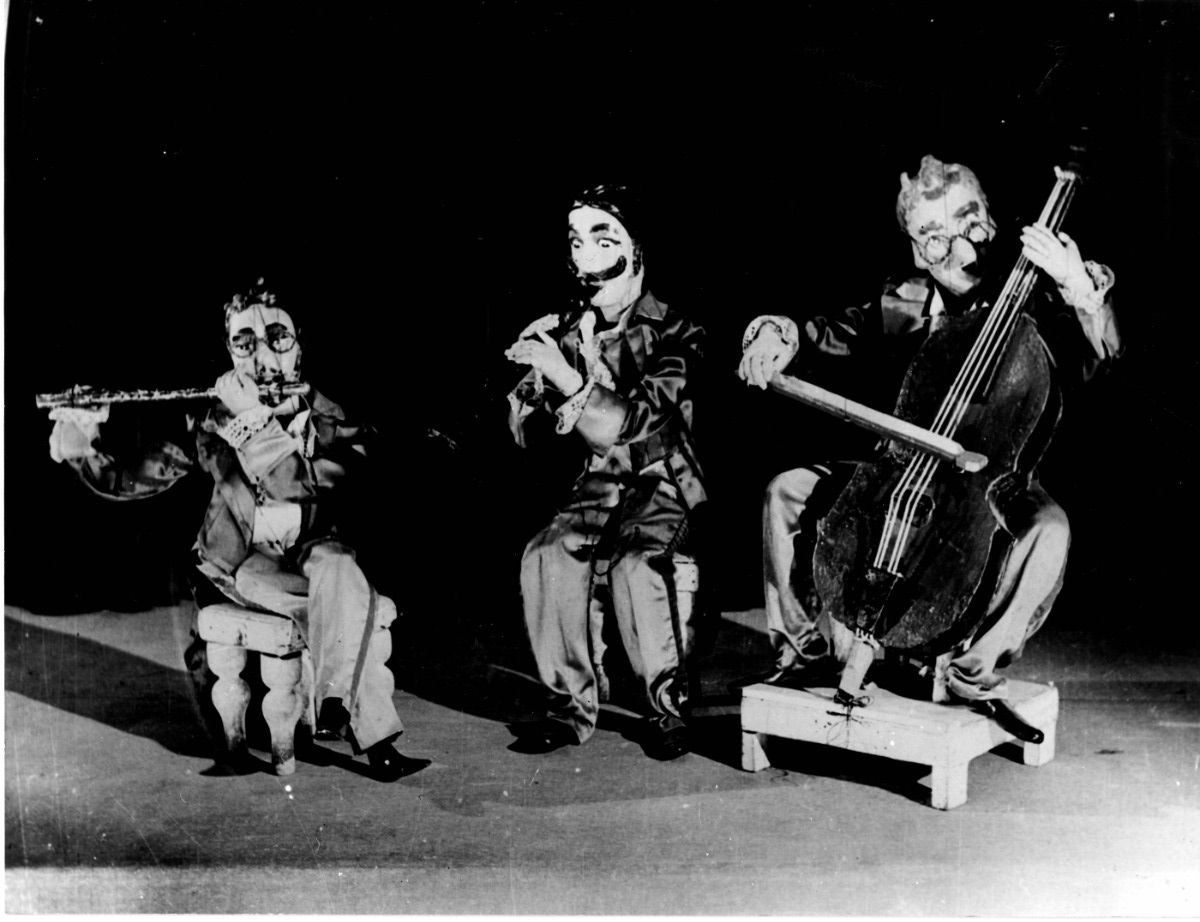 Orchestra viennese, tre marionette che suonano rispettivamente un flauto traverso, una tromba e una viola