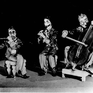 Orchestra viennese, tre marionette che suonano rispettivamente un flauto traverso, una tromba e una viola