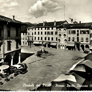 Cividale, Piazza Paolo Diacono (720-799)