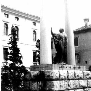 Monumento Adelaide Ristori Monumento Adelaide Ristori